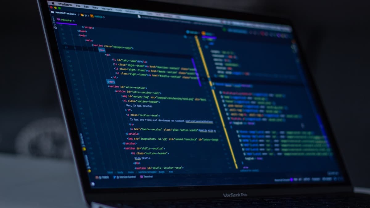 코드 에디터와 터미널 화면