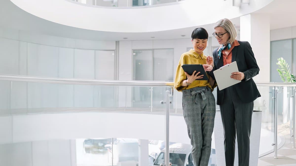 PwC가 10억 개 구인 공고를 분석했어 — AI 쓰는 회사 생산성이 4배 늘었대