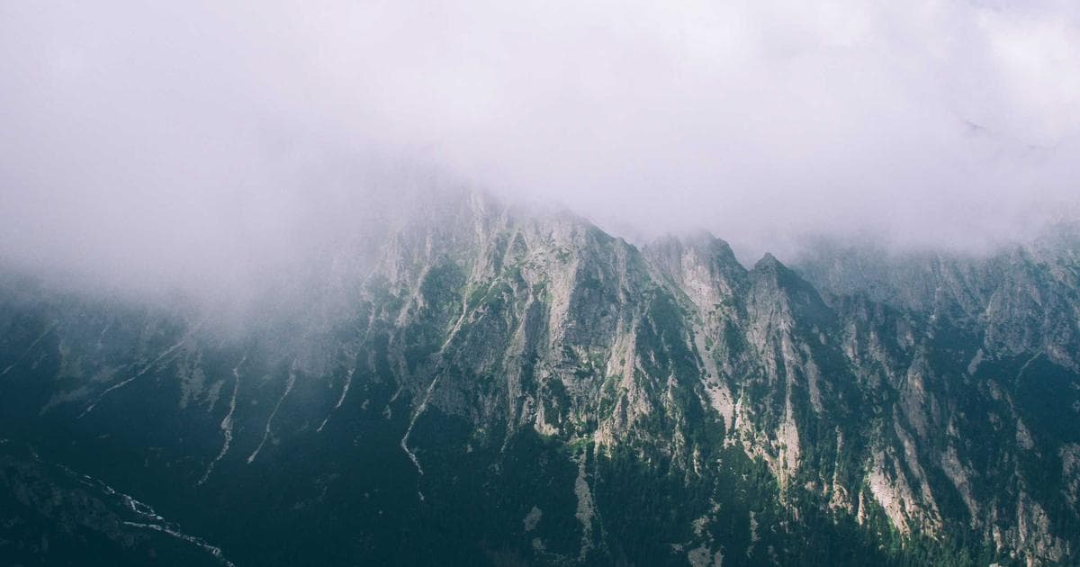 AI 데이터센터 서버랙이 줄지어 있는 대형 시설 내부