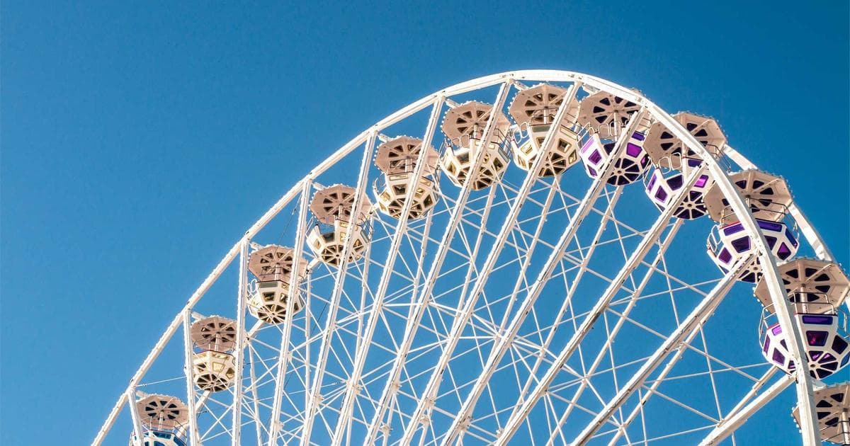 스마트폰에서 AI 기반 재무 관리 앱을 사용하는 장면