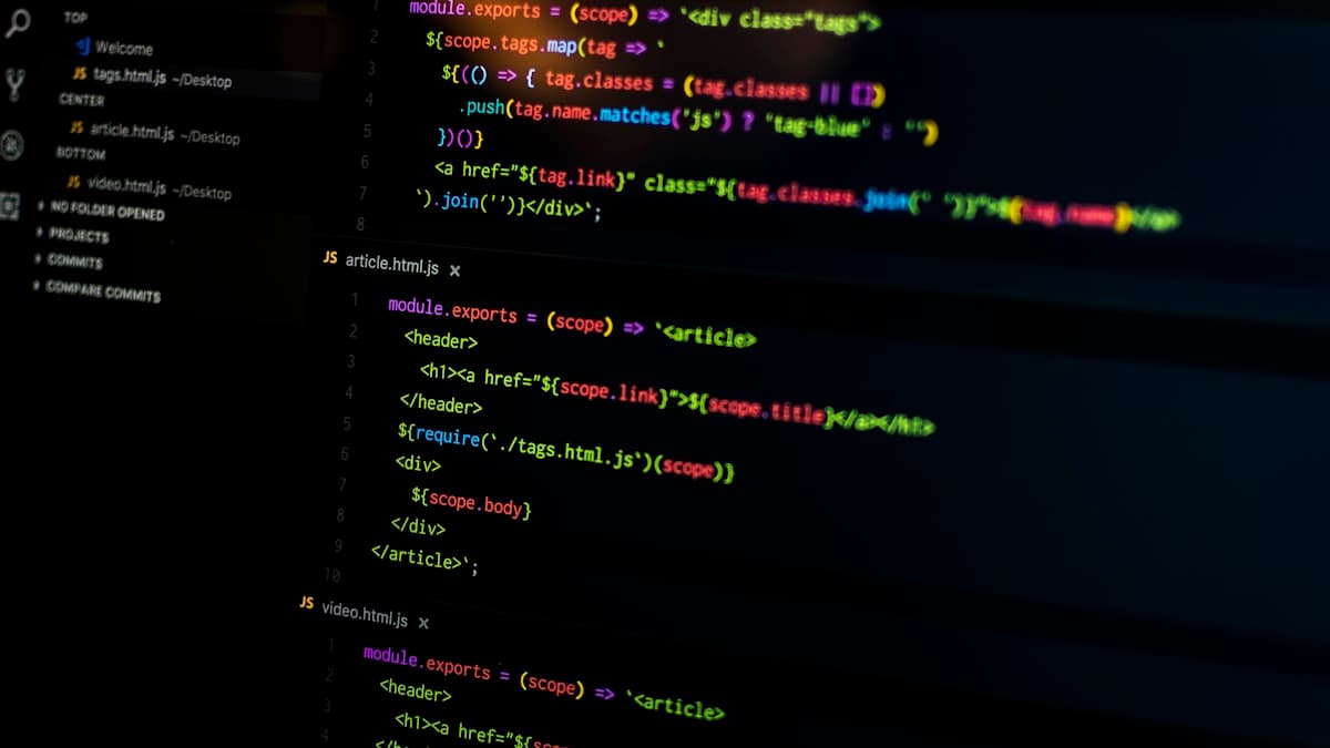 개발자 데스크톱에서 멀티 모니터와 코드 에디터, 터미널이 열려 있는 이미지 — Codex Everything Mode 상징