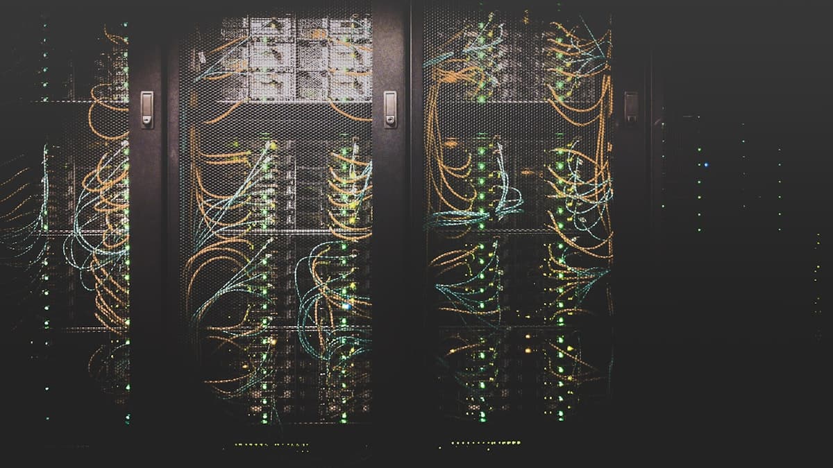 초대형 AI 데이터센터 GPU 클러스터 — xAI Colossus 2 상징