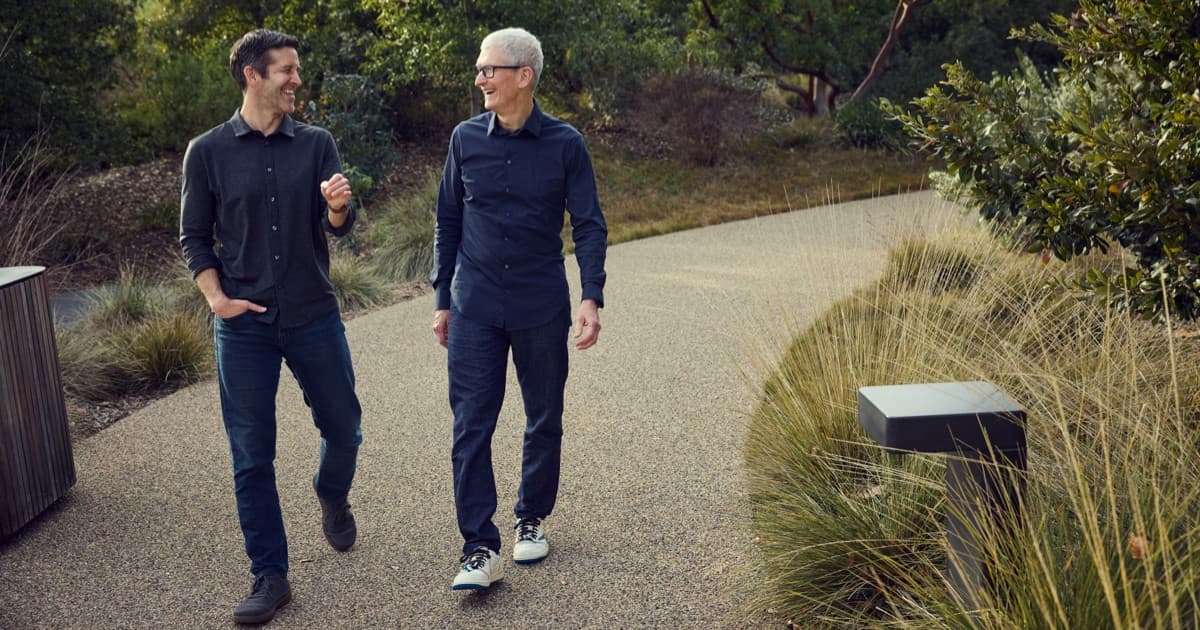 Apple 신임 CEO John Ternus와 퇴임하는 Tim Cook의 공식 이미지
