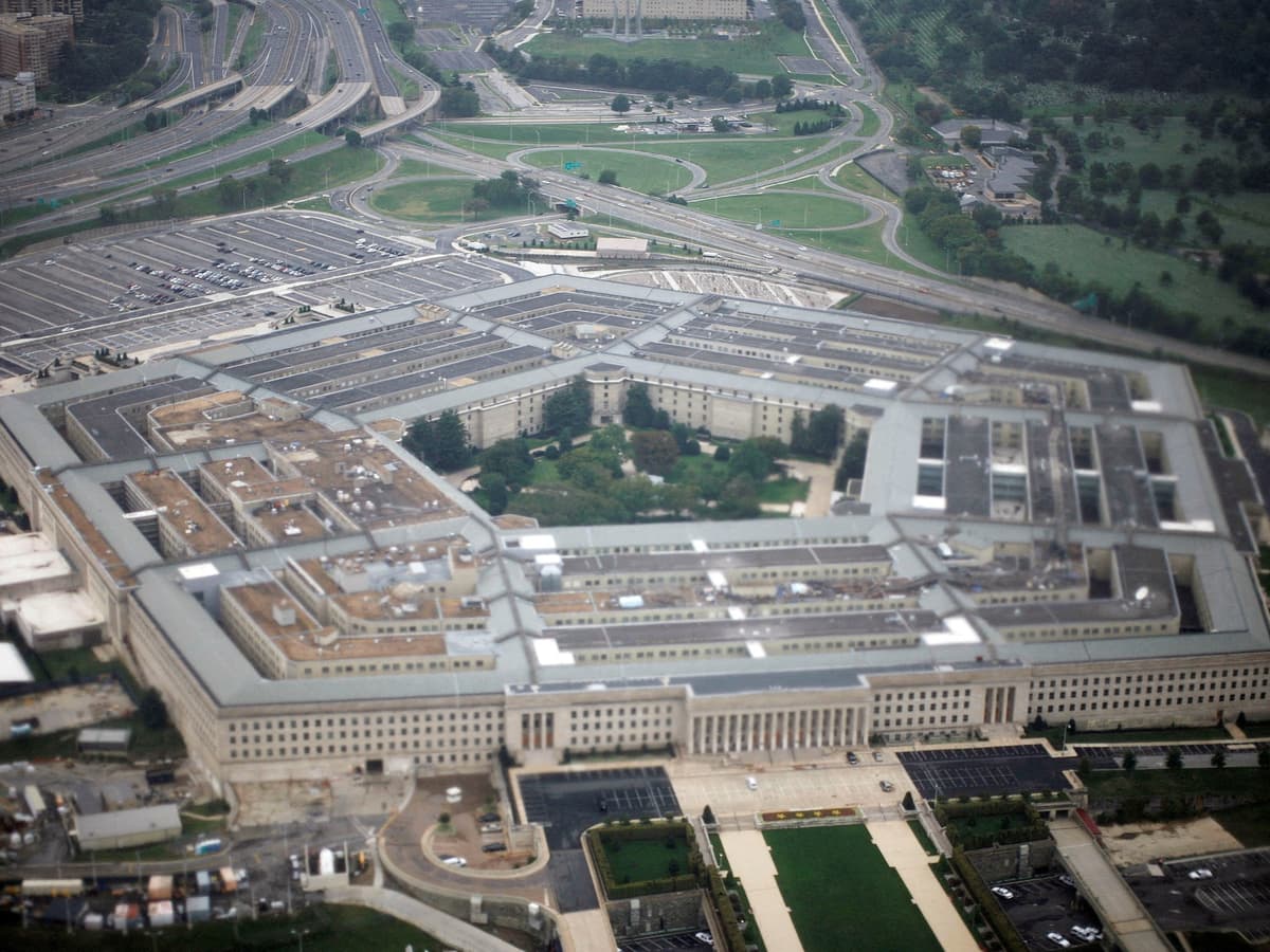 Pentagon AI deals diagram — 8 Big Tech logos vs. Anthropic