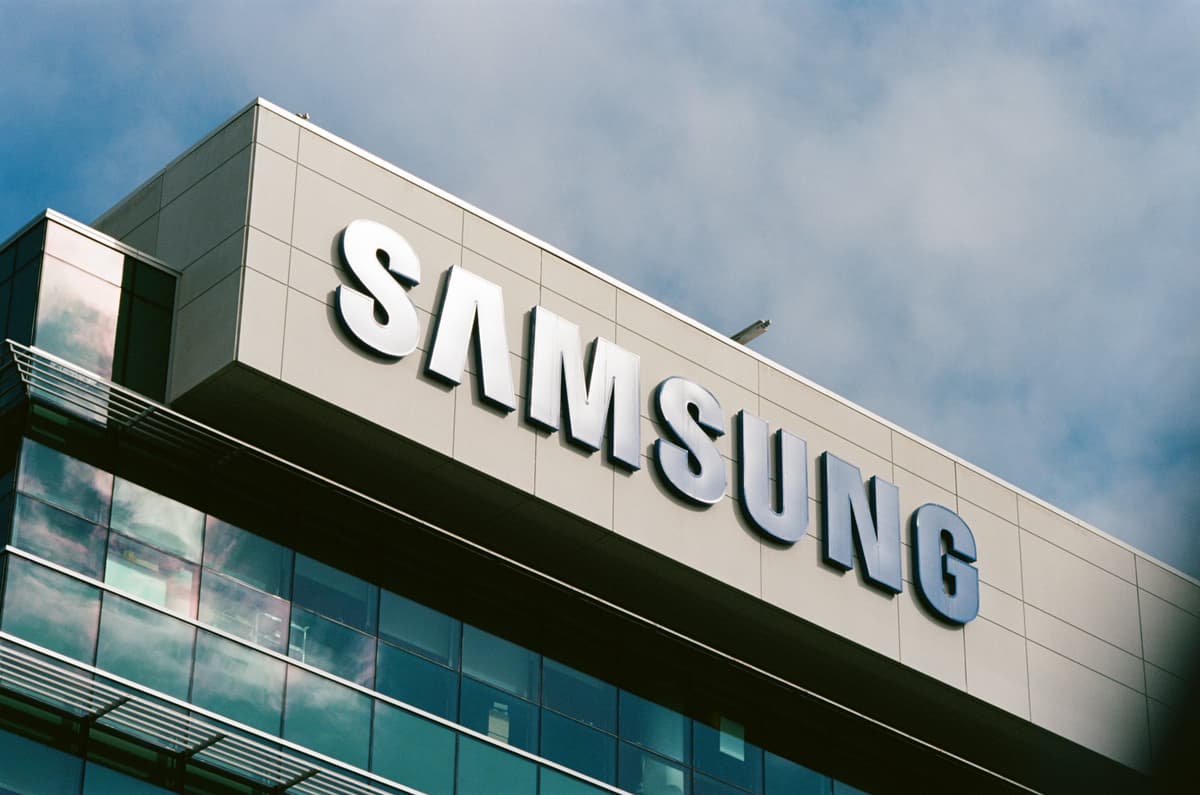 Samsung Q1 2026 record operating profit KRW 57.2T driven by AI memory