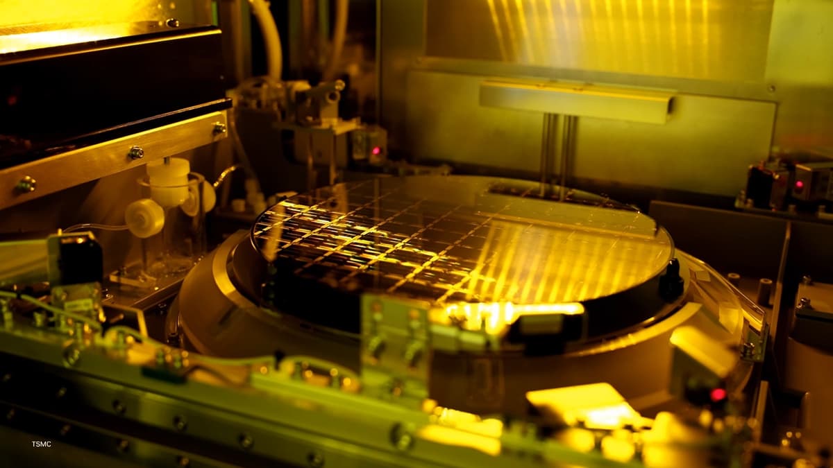 TSMC 반도체 팹과 AI 칩 수요 폭증