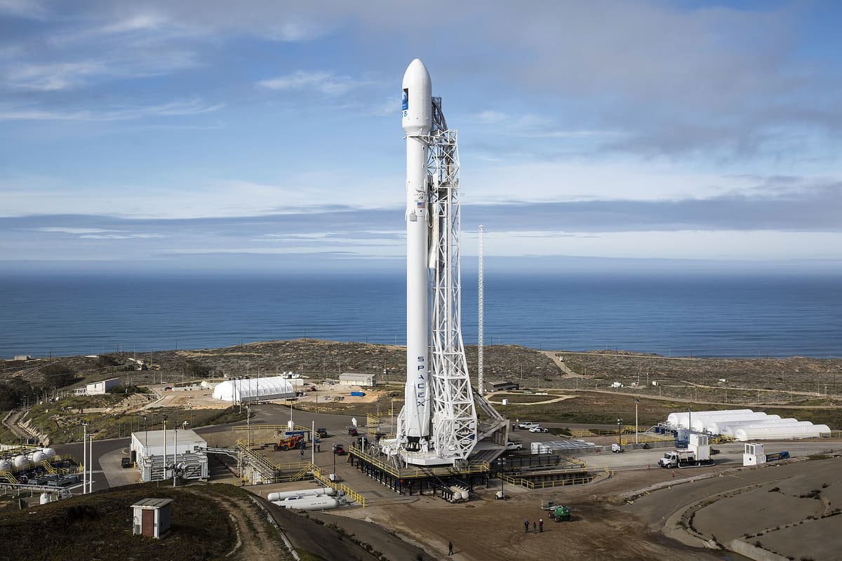 발사대에 선 SpaceX 팰컨 9 로켓