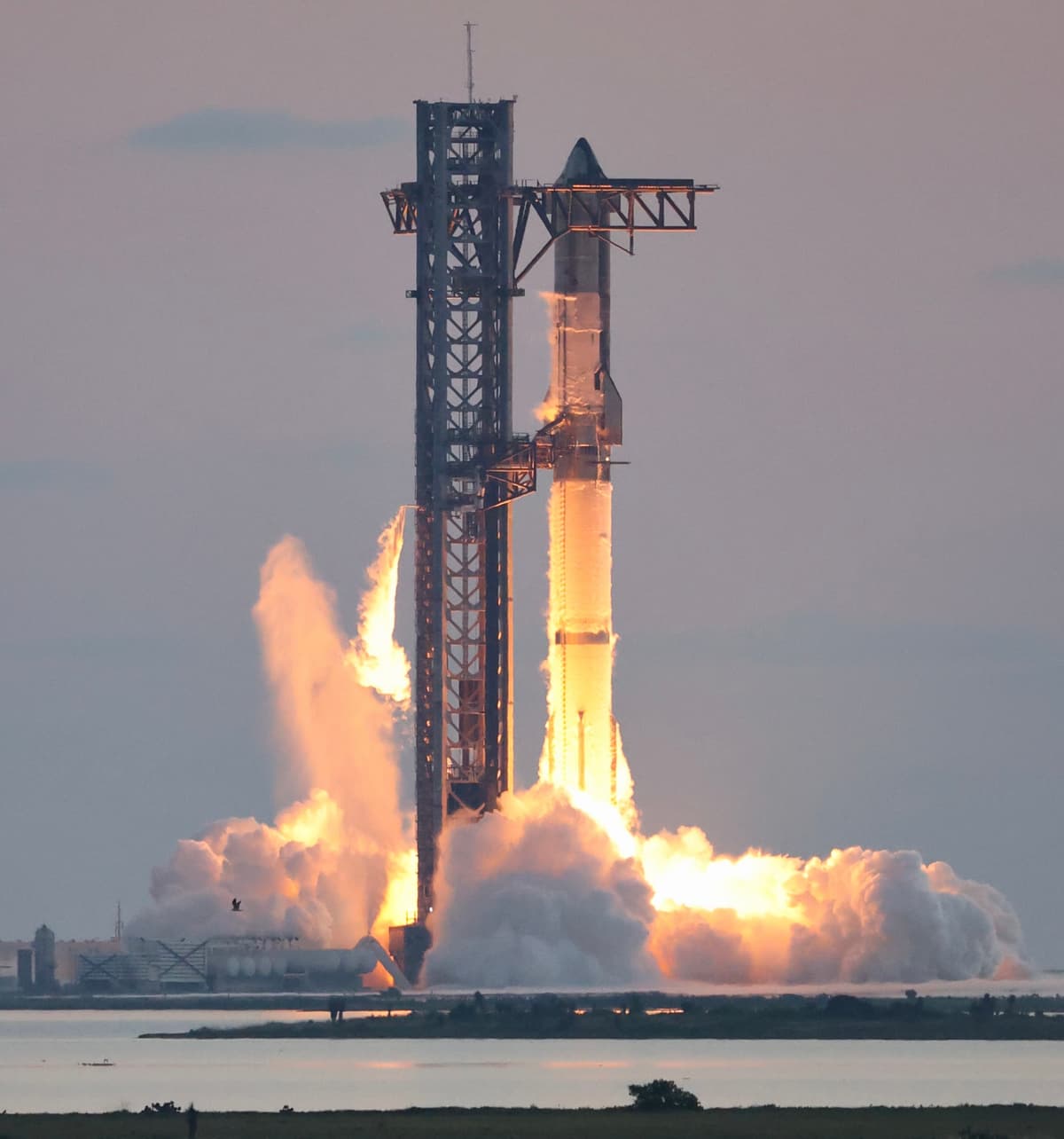 엔진을 점화하며 발사대를 떠나는 SpaceX 스타십