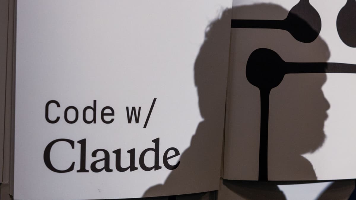 Anthropic 'Code with Claude' 행사 사이니지와 참가자 실루엣