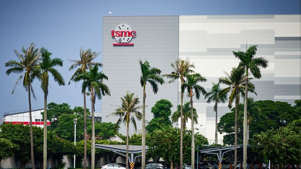 TSMC 신주 공장 클린룸에서 2나노 웨이퍼가 생산되는 장면을 상징하는 반도체 팹 이미지