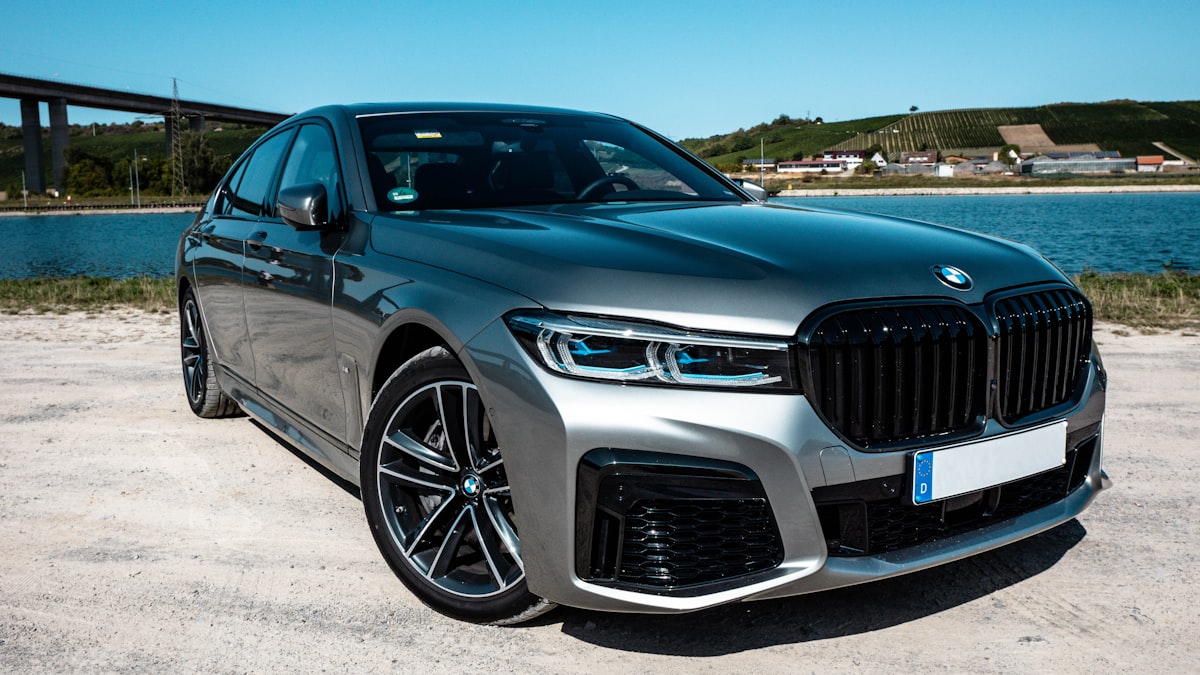 대형 자동차 칩셋 확대 이미지 — SoC 내부 다이 구조 상징