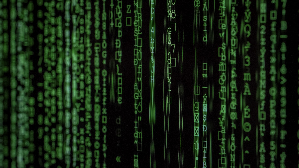 데이터 매트릭스와 코드를 보여주는 기술 이미지 — AI 추론 비용 하락 트렌드 벤치마크 차트